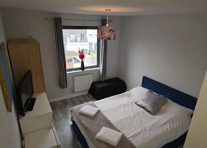 2 Spacious Rooms In The Heart Of The Marina