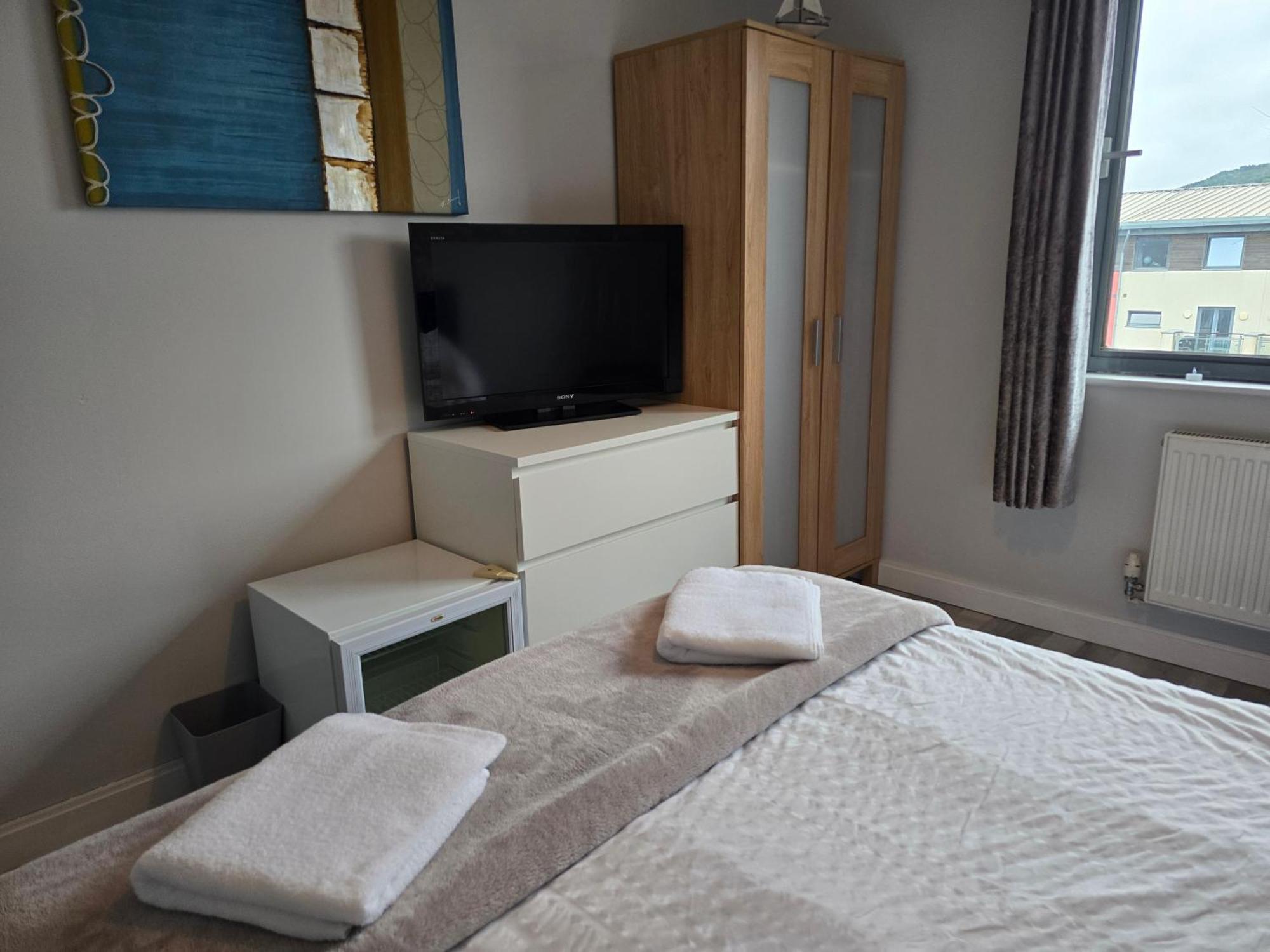 2 Spacious In The Heart Of The Marina Homestay