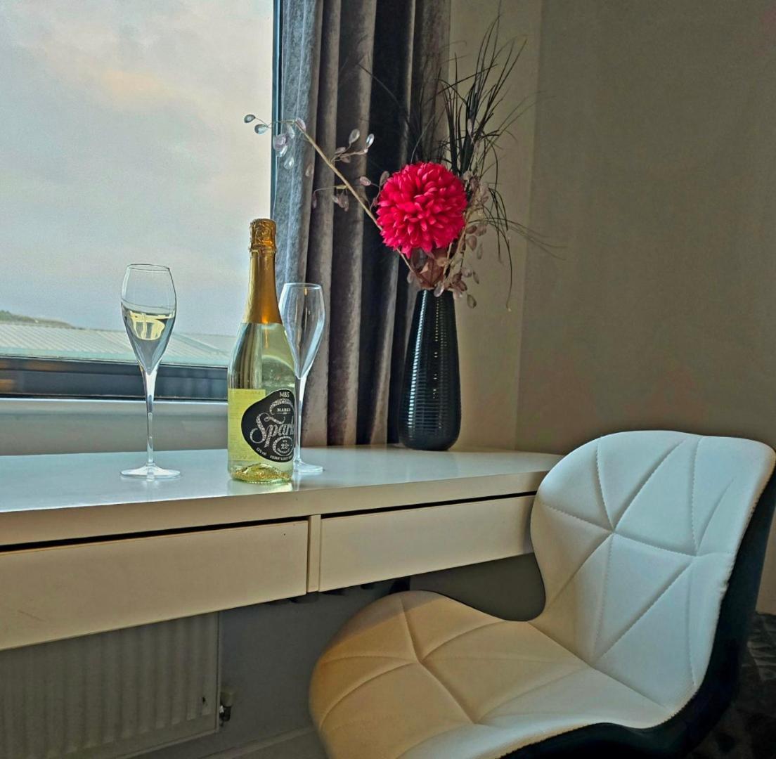 2 Spacious In The Heart Of The Marina Homestay *